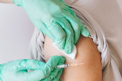 Impfservice bei Matrix Med & Consult ist mehr als nur ein Impftermin. Unsere Spezialisten sichten den Impfstatus, beraten Ihre Mitarbeitenden, Impfen und dokumentieren fachgerecht..