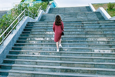 Um den Weg zurück in das Arbeitsleben zu ermöglichen, erfordert es oft eine stufenweise Wiedereingliederung. Die BEM-Begleiter von Matrix Med & Consult beraten ärztlich, stellen Kontakt zum Hausarzt her und helfen fachgerecht.